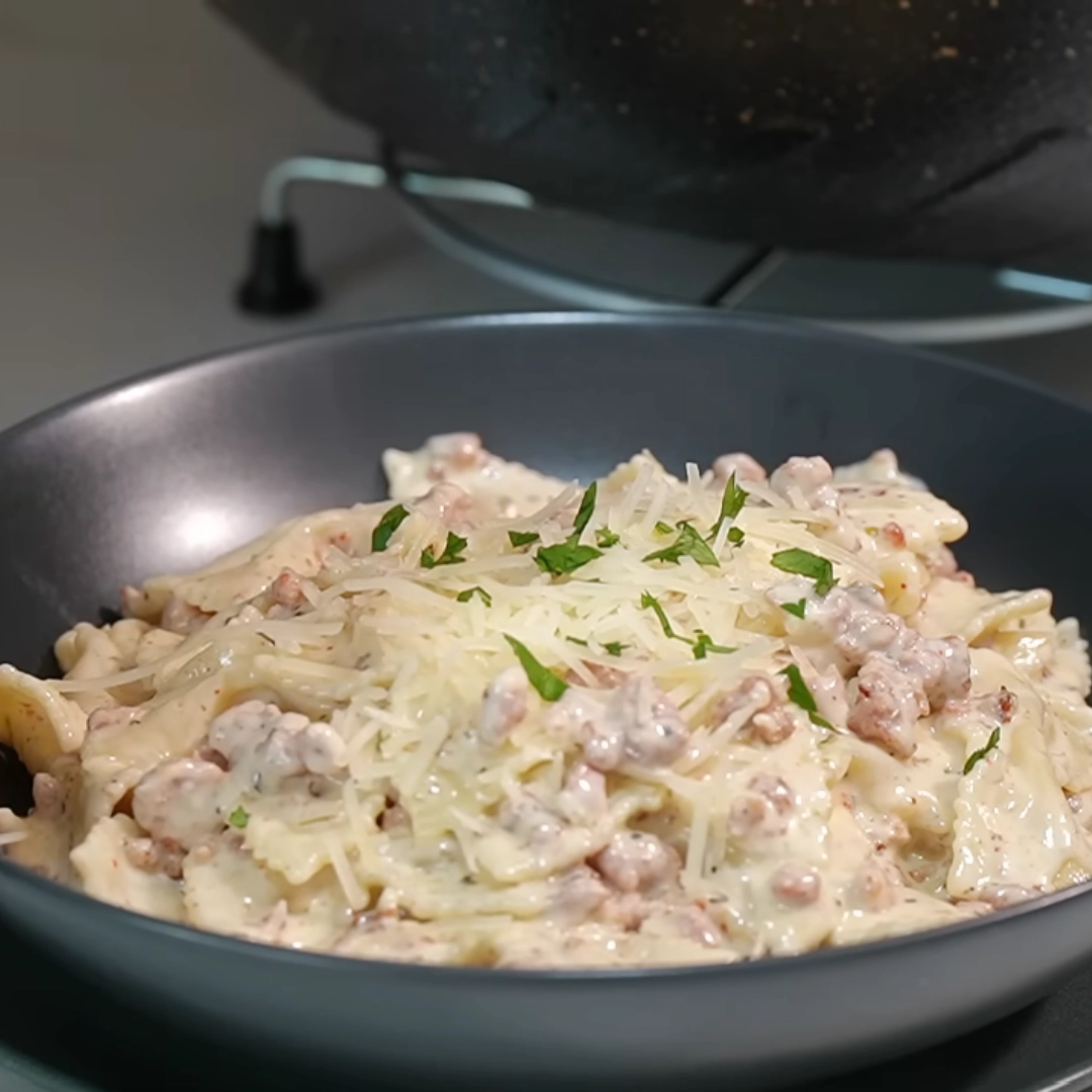 creamy-beef-bowtie-pasta-featured Creamy Beef and Bowtie Pasta served with Alfredo sauce